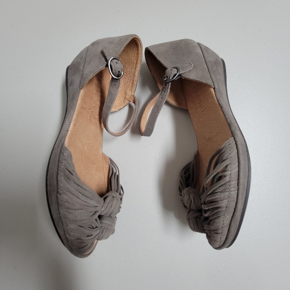 Gentle Souls By Kenneth Cole Women's Lily Knot Sandals. - Picture 5 of 11